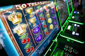 Pengguna membaca Slot Kerbau lewat ponsel